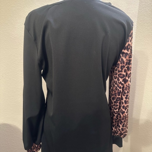 Flattering Women’s Animal Print Top. Size Small - Picture 3 of 5